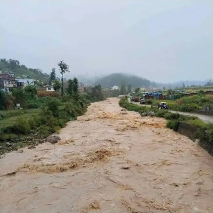 रोशी खोलाको जलसतहले खतराको तह पार गर्‍यो